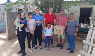 Chepes: Personal policial entregó ropa, calzados y alimentos a niños que quedaron bajo el cuidado de su abuela.