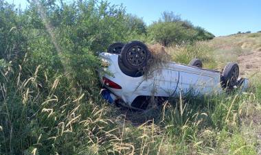 Vuelco de un automóvil sobre Ruta Nacional 79.