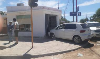 Chepes: Automóvil fuera de control choco contra el frente de una carnicería.