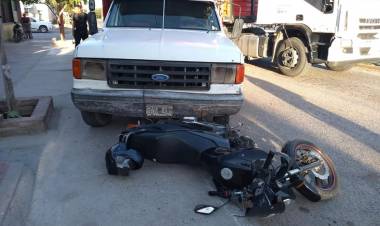 Chepes: Se encandila con el sol y termina chocando con un camión estacionado.