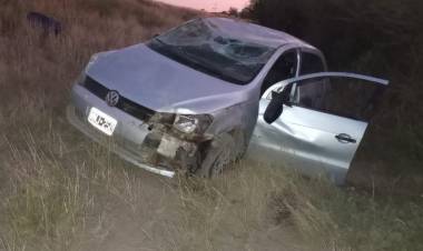 Ulapes: Un auto volcó tras esquivar un animal por Ruta Nacional 79.