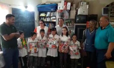 El Diputado Godoy hizo entrega de kits escolares en la escuela Nº 239 La Calera.