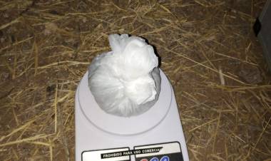 El Portezuelo: Dos hombres fueron demorados por tirar de un auto una bolsa de nylon que contenía marihuana.