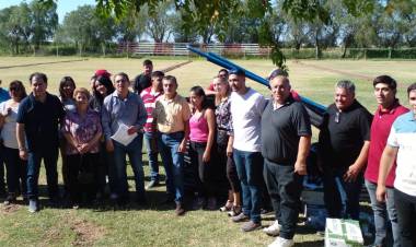 Chepes: Antonio Godoy entregó los materiales de riego por aspersión al club Estudiantes El Tala.