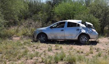 La Rioja: Impresionante vuelco de un auto en ruta 141 dejó tres heridos.