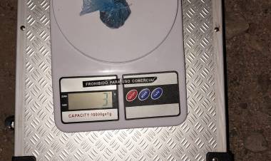 Malanzan: Demoraron en un boliche a un hombre que poseía tres gramos de marihuana.