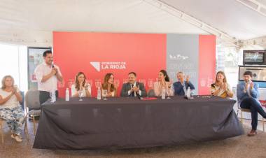 Ricardo Quintela entregó elementos a microemprendedores y firmó un importante convenio con la Cámara Empresarial Riojana para la generación de empleo.