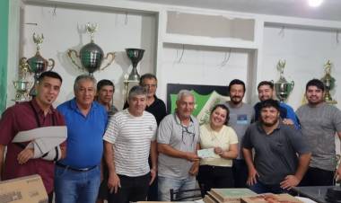 Acompañando al Deporte: Entrega de ayuda economica a la liga de futbol del sur riojano.
