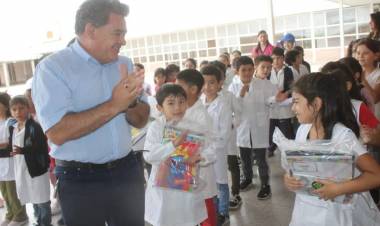 Rosario Vera Peñaloza: Autoridades municipales entregan kit escolares a alumnos del nivel primario.
