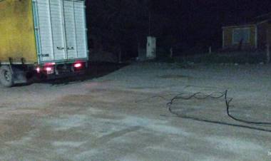 Milagro: Un camión tiro tres postes y dejo a un barrio sin luz.