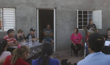Chepes: El Intendente Daniel Gallardo se reunio con vecinos de Lotes Pelados. 
