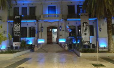 La Casa de Gobierno se ilumina de azul en homenaje a excombatientes de Malvinas y para concienciar sobre el autismo.