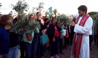 Chepes: Con el Domingo de Ramos la parroquia local comenzó la Semana Santa.
