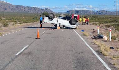 Impactante vuelco en cercanías al Parque Eólico.