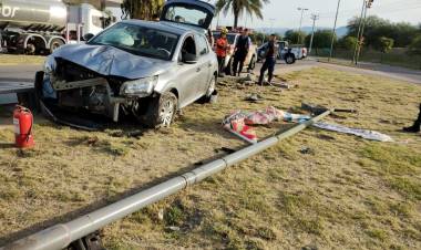Automovilista chocó contra un poste de luz en Ruta Nº5.