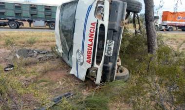 Ambulancia de la empresa San Nicolás protagonizó un vuelco por ruta N°141.