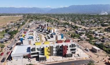 El gobernador Quintela entregó las primeras 40 viviendas en altura, únicas en el país por su modelo y construcción.