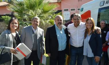 Antonio Godoy presente en la entrega de ambulancia para el Hospital Luis Pasteur.