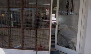 Nuevamente los vándalos rompieron vidrio del local y se llevaron dinero y bebidas.