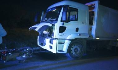 Fatal accidente: Murió un motociclista tras chocar con un camión de basura en Avenida Almonacid.