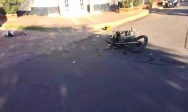 Motociclista impacta con un camion y termina con varias fracturas.