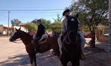 Cultivando la tradición: Fue a votar con su hija de a caballo.