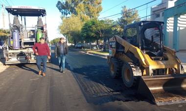 La obra no para en nuestro Departamento, continúa el reasfaltado de calles en zona urbana.