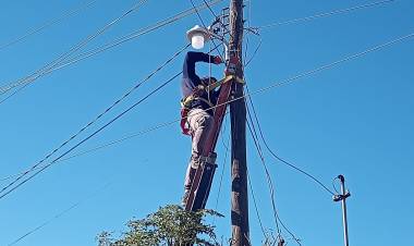 El municipio realiza recambio de lámparas de alumbrado público.