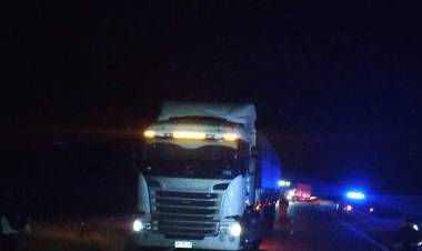 Trágico accidente en Chamical: Un hombre perdió la vida tras chocar con su motocicleta con un camión.