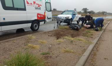 Cayó pesadamente de su moto y quedó inconsciente.