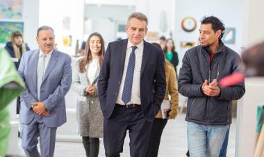 El gobernador y el ministro Rossi visitaron las empresas estatales Cerámica Riojana y Vidrios Riojanos.