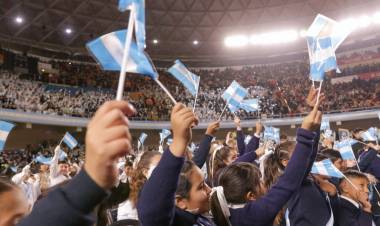 Más de 7.000 estudiantes de toda la provincia prometieron lealtad a la bandera.