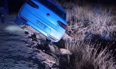 Un conductor perdió el control de su auto y termino chocando una roca por Ruta Provincial N°28.