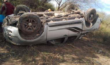 Ulapes: Una camioneta volcó a 8km de la localidad Cuatro Esquinas.