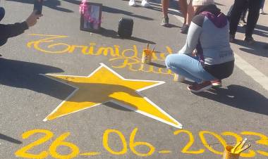 La Rioja: familiares de Trinidad, pintaron una estrella amarilla en el lugar donde fue atropellada.