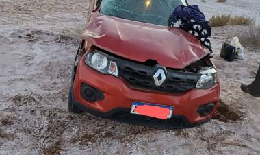 La encandiló el sol y volcó en su auto antes de llegar a Chepes.
