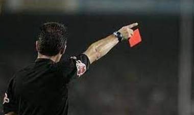 Chepes: la violencia en la Liga del Sur sigue, un árbitro fue agredido por un delegado y luego ingresó gente a la cancha.