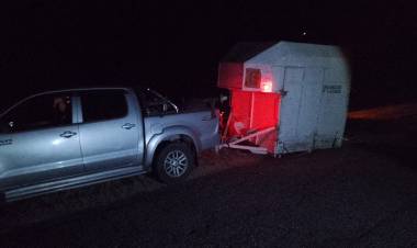 Automóvil colisionó con un tráiler por Ruta 79.