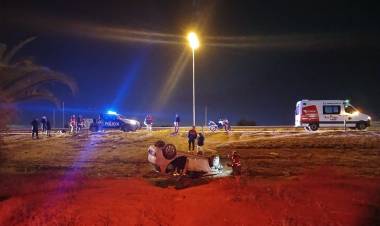 La Rioja: chocó un vehículo estacionado, volcó y por los golpes perdió algunos dientes