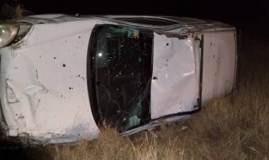 Utilitario volcó en la ruta 38