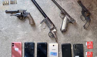 Lo buscaban por una estafa y le secuestraron cuatro armas de fuego