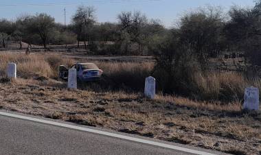 Automóvil terminó en la banquina a raíz de la rotura de un neumático