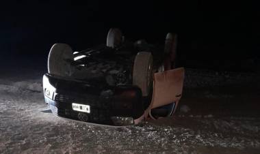 Sanjuaninos ingresaron a gran velocidad a un río cerca de Guandacol y volcaron su camioneta