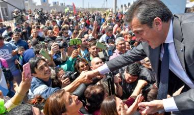 La Rioja: Massa entregó más de 500 viviendas y firmó la construcción de 800 nuevas unidades habitacionales