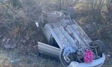 Mujer de 33 años volcó con su auto en cercanías a Olta