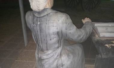Intentaron robar la estatua de Rosario Vera Peñaloza en Chepes