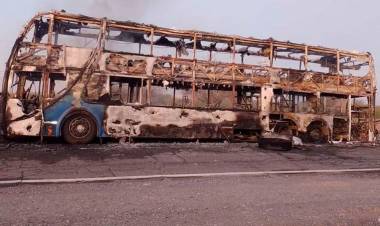 Colectivo incendiado en San Juan se dirigía a un encuentro de iglesias cristianas en Chepes