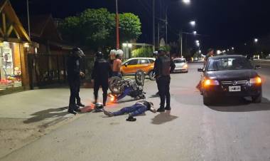 Chepes: motociclista impacta en parte trasera de un automóvil