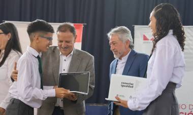 Quintela: la entrega computadoras a estudiantes es posible “cuando hay gobiernos que defienden derechos”
