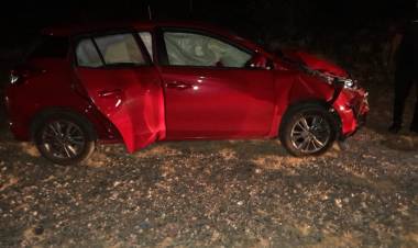 Una mujer se quedó dormida al volante y atropelló a una moto: dos heridos graves